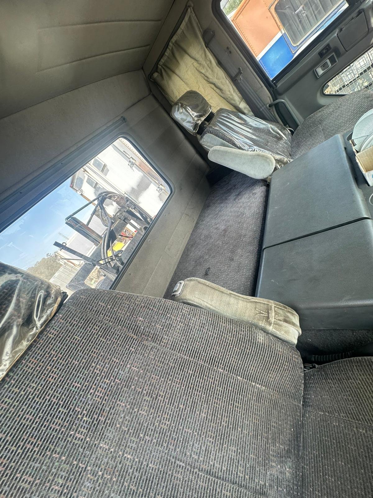 
								MITSUBISHI FUSO full									
